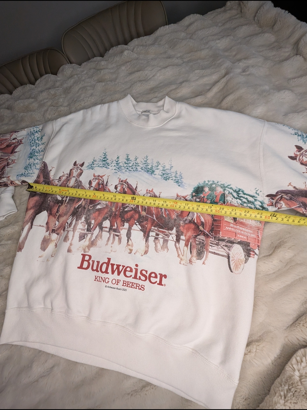 Abercrombie & Fitch Oversized Budweiser Clydesdale Holiday Graphic - Picture 12 of 16